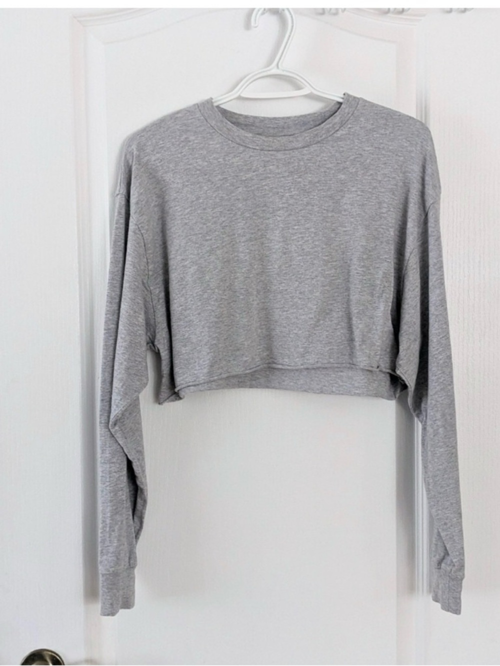 TNA / Aritzia - Athletic Gray Cropped Long-Sleeve Tee. Size: M - Picture 6 of 7